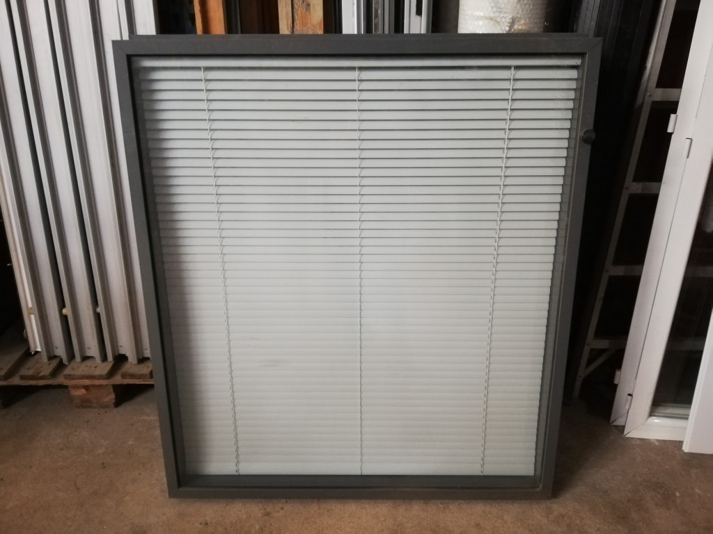 VENTANA OFICINA CORTINA VENECIANA INTERIOR - Oller Stocks