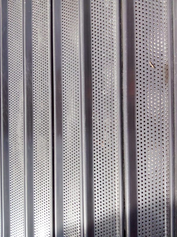 PERSIANA MICROPERFORADA CON MOTOR PARA COMERCIO 280x290 - Imagen 12