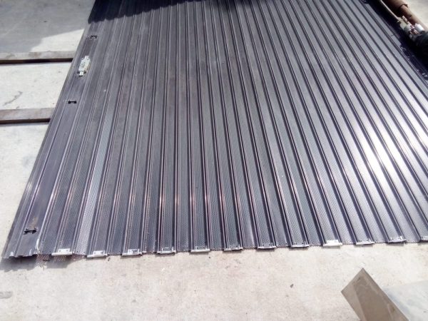 PERSIANA MICROPERFORADA CON MOTOR PARA COMERCIO 280x290 - Imagen 9
