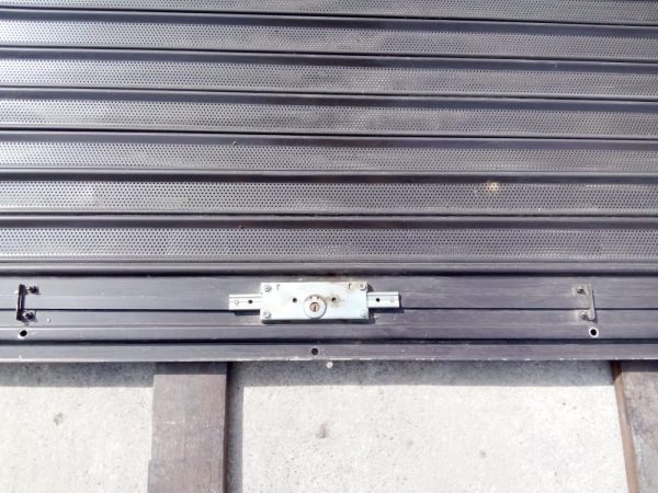 PERSIANA MICROPERFORADA CON MOTOR PARA COMERCIO 280x290 - Imagen 10