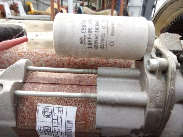 PERSIANA MICROPERFORADA CON MOTOR PARA COMERCIO 280x290 - Imagen 11