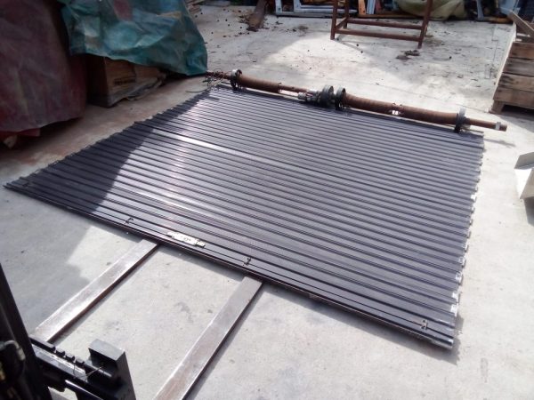 PERSIANA MICROPERFORADA CON MOTOR PARA COMERCIO 280x290