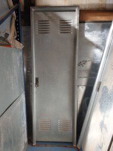 PUERTA GALVANIZADA CON REJILLA 205x62x4