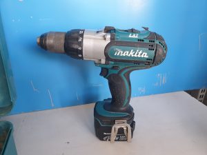 TALADRO PERCUTOR A BATERÍA 14V 1 BATERÍA Y MALETÍN MAKITA BHP441
