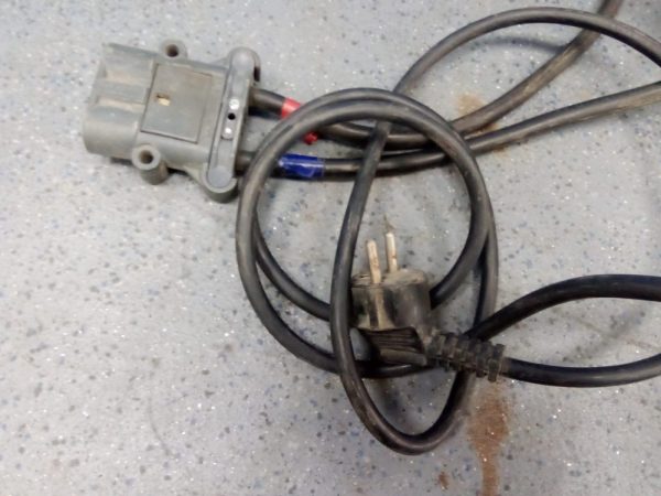 CARGADOR DE BATERIA NG3 FENWIC 24V - Imagen 2