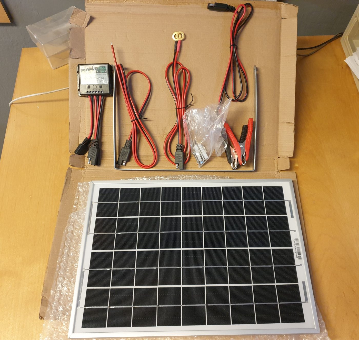 PANEL SOLAR portátil 10W 12V 24x34x2cm