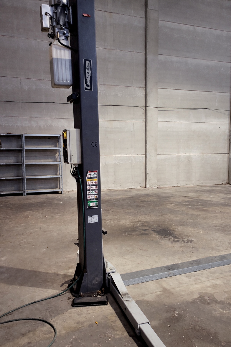 Elevador de coche en taller industrial