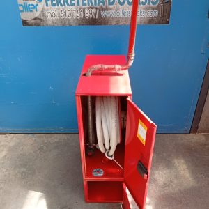 EQUIPO CONTRA INCENDIOS CON MANGUERA Y PORTA EXTINTORES