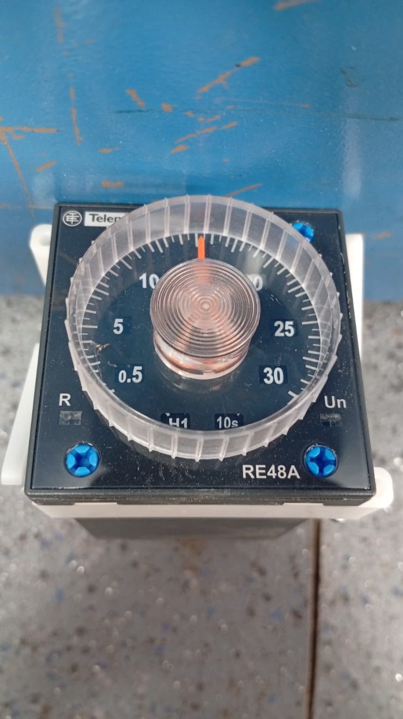 RELÉ TEMPORIZADOR TELEMECANIQUE ANALÓGICO DE PANEL (0,5–30 s) RE48AMH13MW